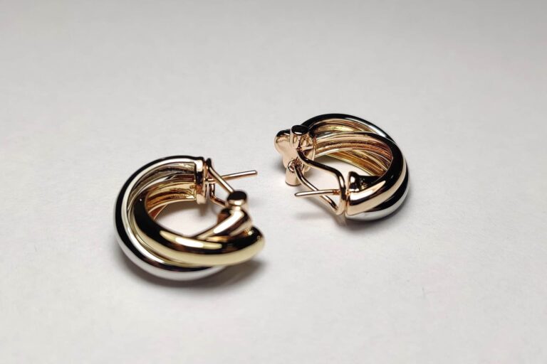 La méthode secrète pour assortir parfaitement vos bijoux à votre coiffure